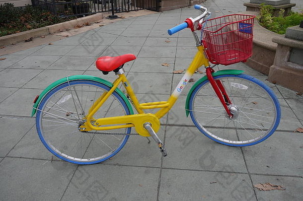 谷歌自行车在硅谷山景城的街道上随处可见，谷歌公司的总部在哪里