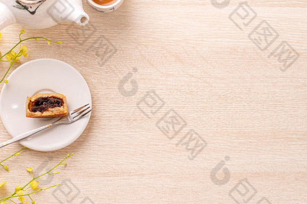 美味的中秋月饼，图案精美，装饰有黄花和茶叶。节日下午糕点设计理念