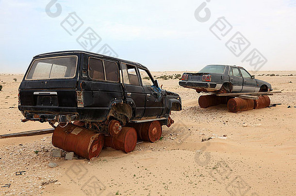 沙漠中被遗弃的汽车。卡塔尔、中东