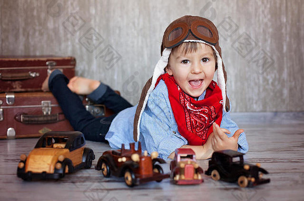 甜蜜的蹒跚学步的男孩玩汽车玩具首页幸福的微笑