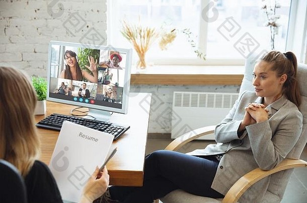 女商人参与视频会议移动PC屏幕虚拟会议videocall网络摄像头应用程序业务关闭远程工作自由教育生活方式概念