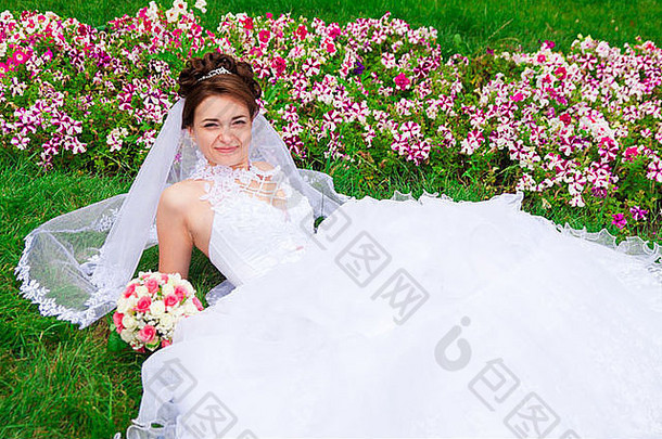 草地上美丽新娘的画像