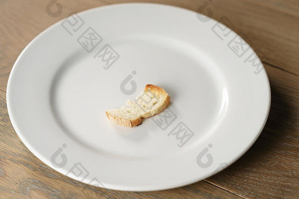 白色盘子，有一片干面包片