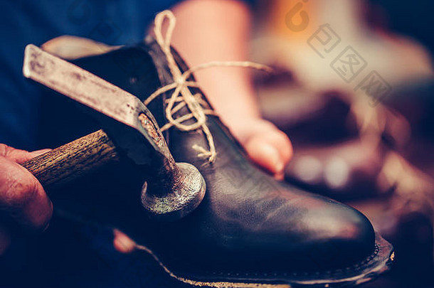制鞋车间展示工匠手工制作皮鞋。传统复古制鞋、工艺制鞋业务