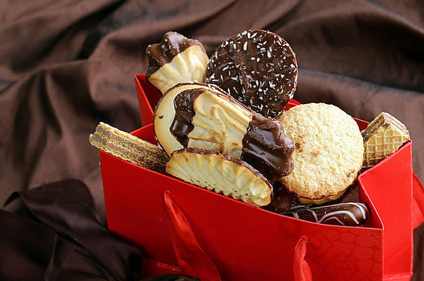 各种各样的饼干，巧克力和杏仁装在礼品包里