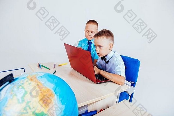 两个男孩坐在<strong>计算机培训</strong>学校