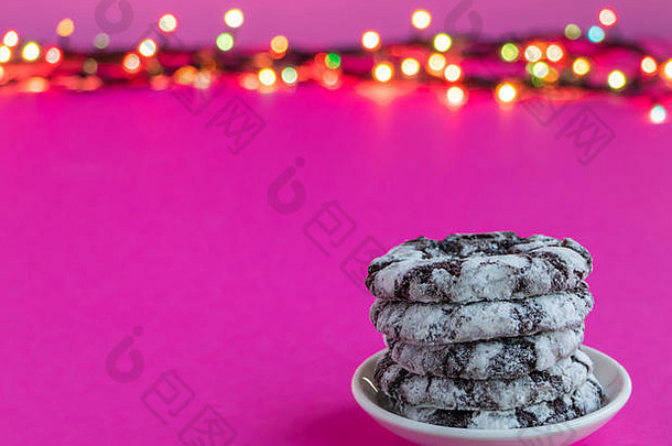 巧克力<strong>雪饼</strong>干粉红色的背景圣诞节灯