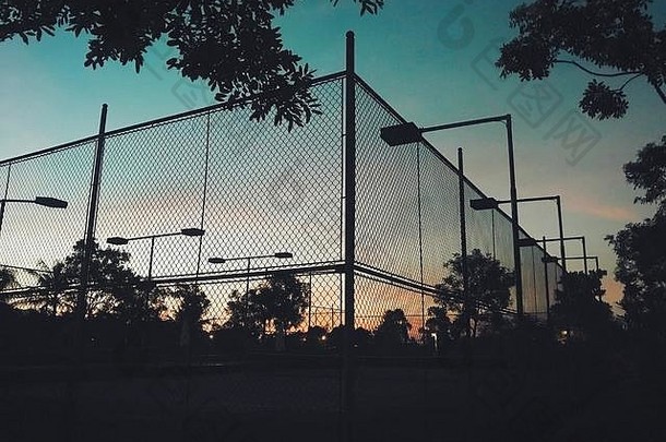 小镇上美丽的日落，网球场上的景色