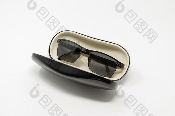 一个打开的眼镜盒，里面有一副白色背景的太阳镜