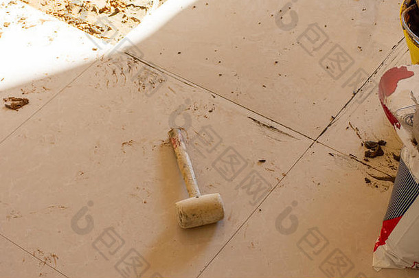 家居装修瓷砖的入口方式。用橡胶锤<strong>DIY</strong>敲打瓷砖，用砂浆和水泥整平瓷砖。