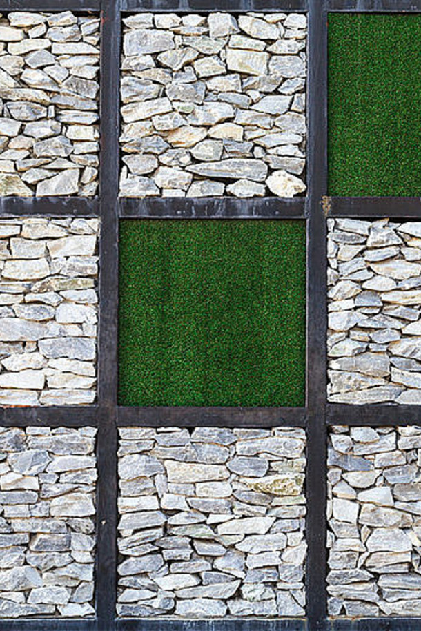 现代艺术块岩石墙人工草背景