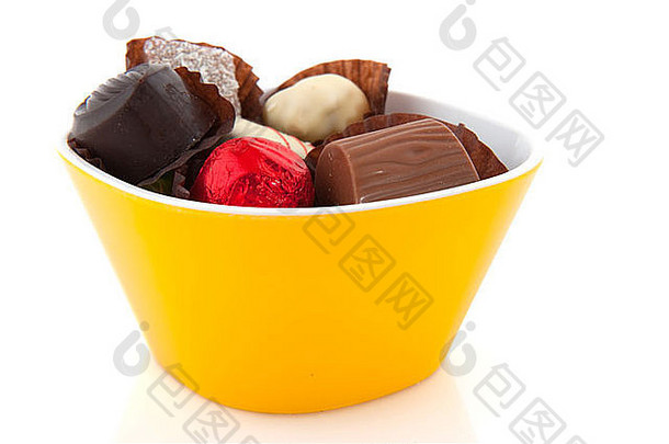 比利时巧克力糖果糖果黄色的碗孤立的白色