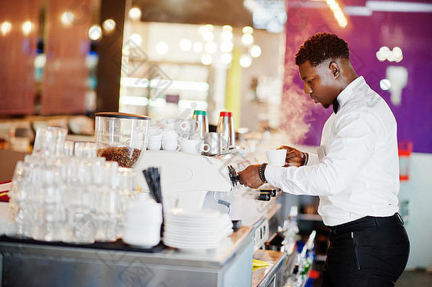 非洲美国酒保咖啡师酒吧准备咖啡
