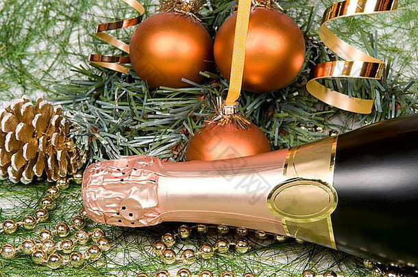 一杯香槟酒映衬着圣诞装饰品。