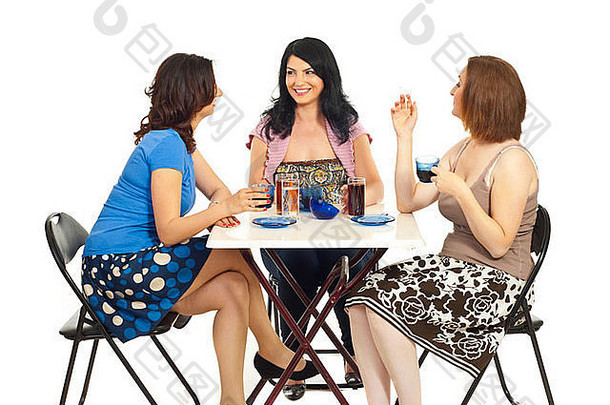 三个女人在咖啡馆或家里聊天和喝咖啡