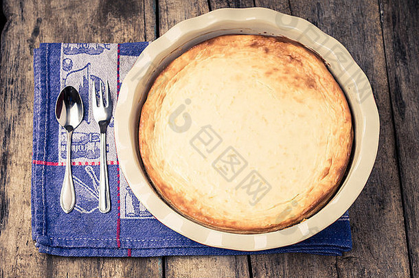 餐厅甜点菜单背景。木桌上的新鲜烘焙芝士蛋糕。暖色调图像