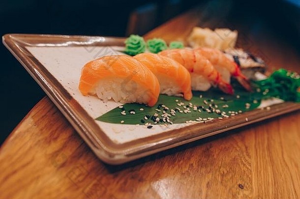 大套寿司卷温暖的艾比清酒乌纳吉春天。很多费城卷菜都是用日本生鱼做成的，放在一个盘子里，用传统料理