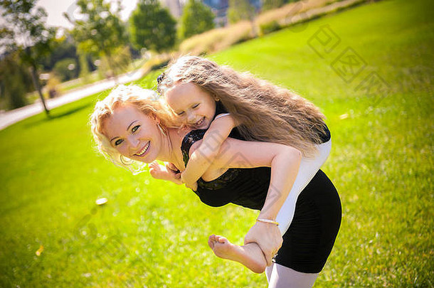 马瑟和她的女儿在公园里。