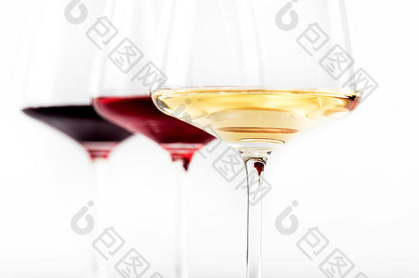 三杯红、玫瑰和白葡萄酒，在白色背景上分离。葡萄酒列表菜单设计与版权空间。