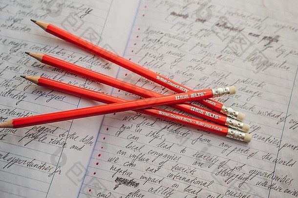 雅思红色铅笔和<strong>英语考试</strong>的作文笔记本