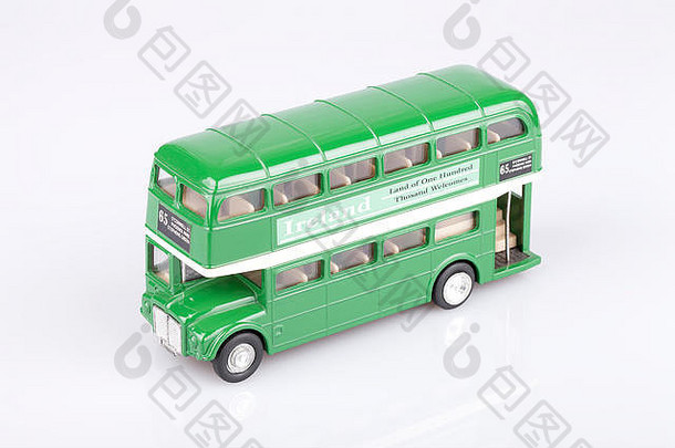 白色表面的爱尔兰双层玩具。白色背景上的爱尔兰绿色巴士。