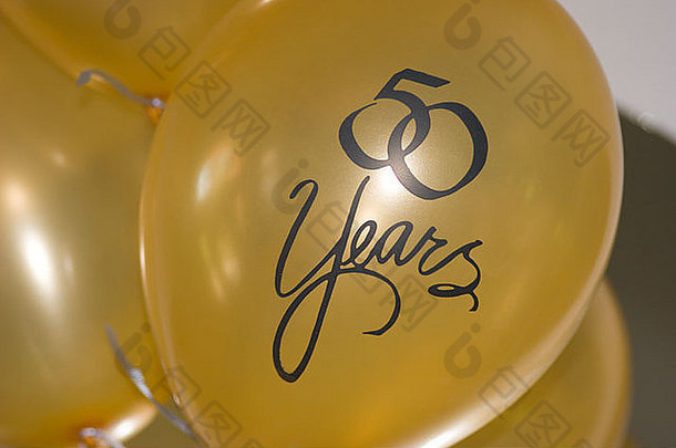 用于50周年结婚纪念装饰的金气球