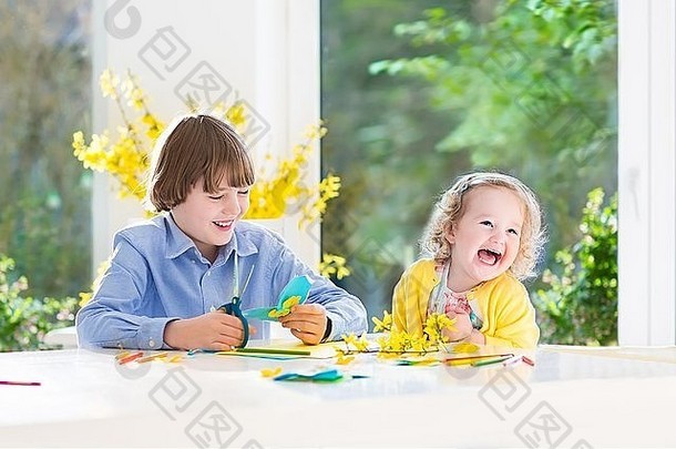 孩子们快乐少年男孩蹒跚学步的妹妹有趣的画绘画切割色彩斑斓的纸蝴蝶
