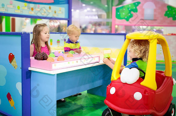 孩子玩玩具商店餐厅教育玩具角色游戏孩子们幼儿园学前教育玩房间蹒跚学步的孩子一天护理playgro