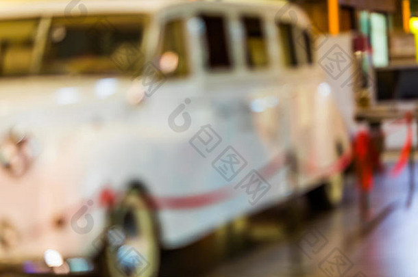 抽象模糊背景与博凯-豪华古董车展览在立陶宛的一个购物中心。