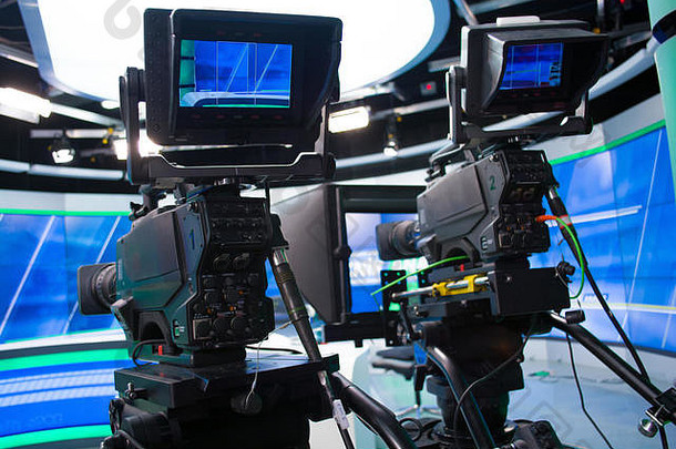 电视新闻播音室，配有两台摄像机和两盏灯