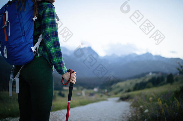 带着背包在落基山脉徒步旅行的女孩。旅游生活概念冒险