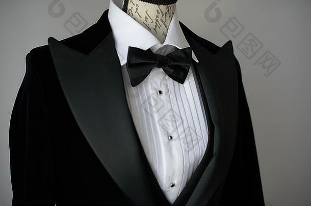 优雅的黑色领带套装，搭配白色衬衫和真丝蝴蝶结，可搭配人体模特躯干或礼服，正式服装的裁缝配饰