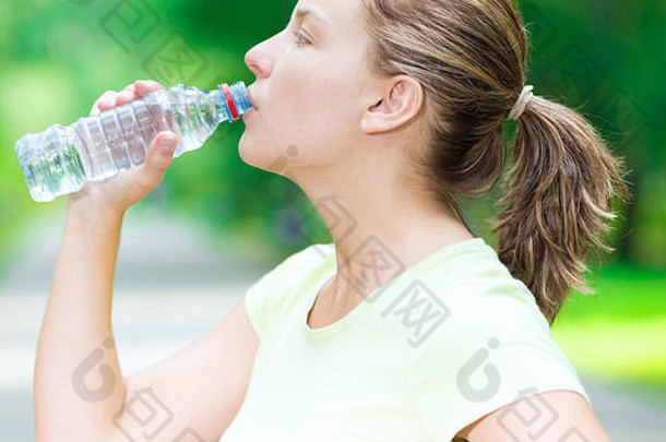 女人喝冷矿物水瓶健身