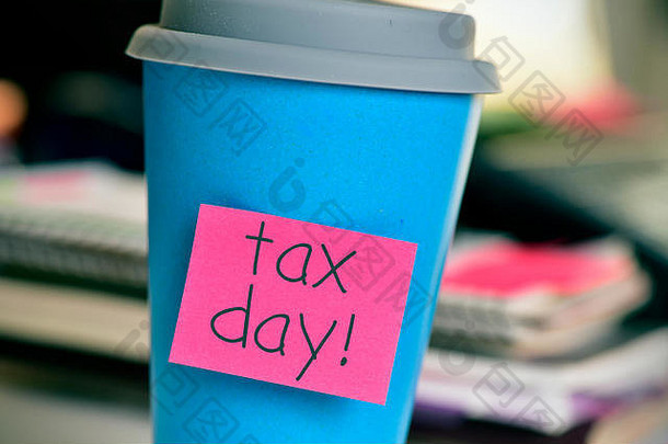特写镜头蓝色的咖啡杯红色的黏糊糊的请注意附加文本税一天办公室