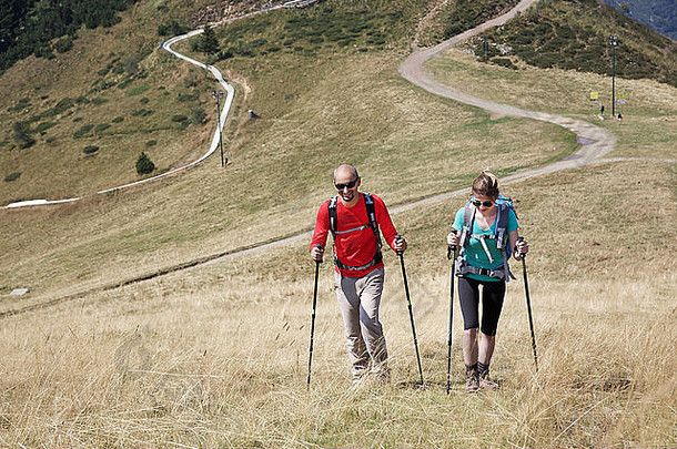 夫妇在山上徒步旅行