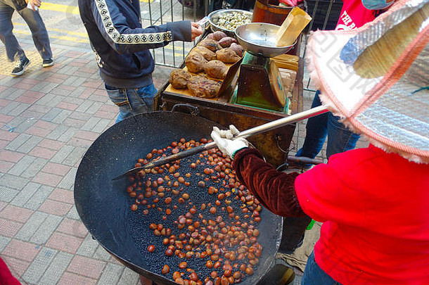 在香港唐老鸭街上，女人在烹调亚洲菜。根据联合国粮食及农业组织的统计，每天有25亿人吃街头食品