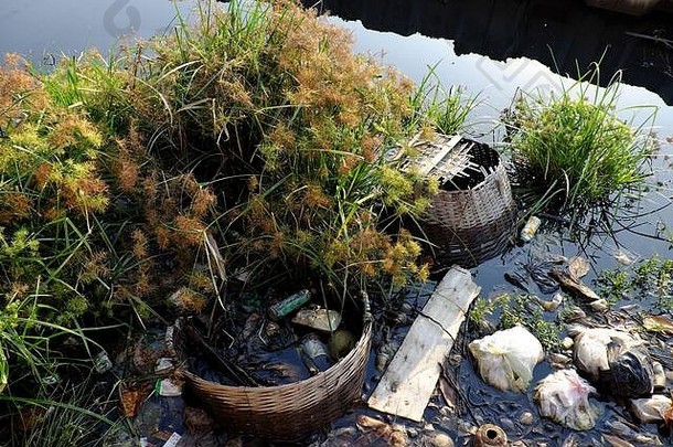 越南胡志明市的垃圾污染河流，早上塑料袋、瓶子、包装在水中的许多垃圾弄脏了运河