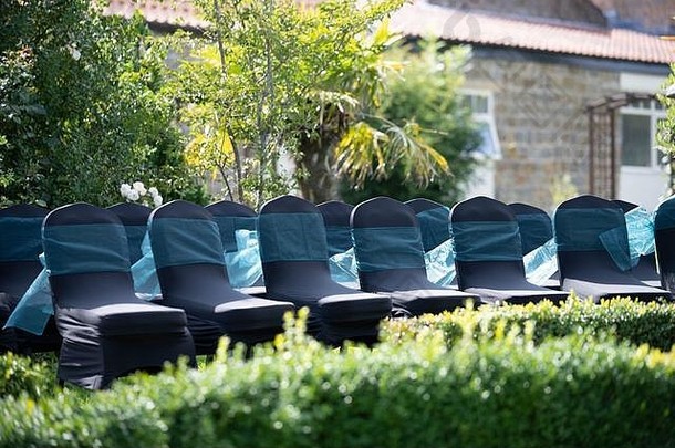 夏季，在户外婚礼上，椅子排成一排，绿草葱茏