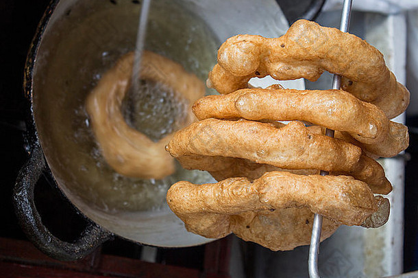 秘<strong>鲁菜</strong>式甜点：布努埃洛斯香肠加传统蜂蜜。这张照片摄于秘鲁阿雷基帕。