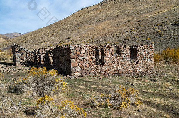 秋天内华达沙漠的石头建筑废墟。
