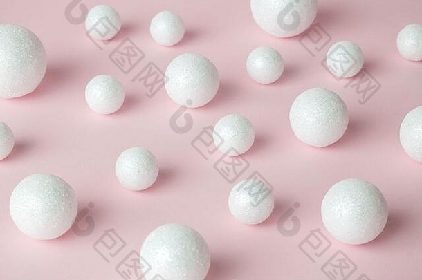 泡沫使聚苯乙烯泡沫塑料球柔和的粉红色的背景最小的有创意的概念
