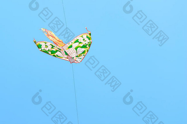 色彩斑斓的风筝飞行蓝色的天空