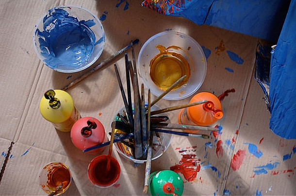 在英国一所学校的工艺美术系刷壶和油漆