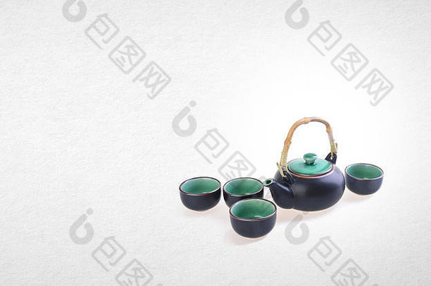 背景为茶杯和茶壶的中国茶具。