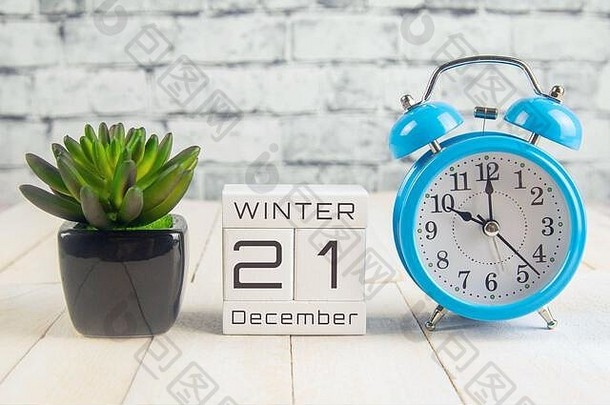 12月21日在木制日历上。冬季月份的第二十一天，工作场所的日历。冬天
