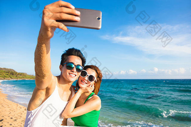 年轻的夫妇采取假期自拍<strong>照片</strong>海滩