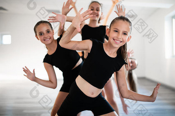 集团适合快乐孩子们锻炼芭蕾舞跳舞工作室