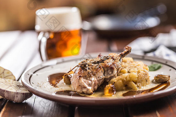 伊比利亚肉排，土豆泥装饰，酒吧或餐厅的生啤酒。