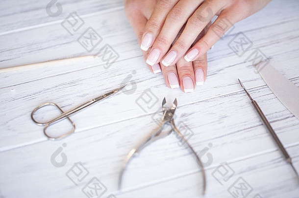 女人手护理特写镜头美丽的女手水疗中心修指甲美沙龙美容师申请客户健康的自然指甲指甲文件