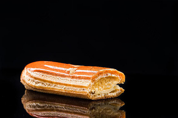 法国工匠eclair黑色的反光背景复制空间水果糕点面包店产品